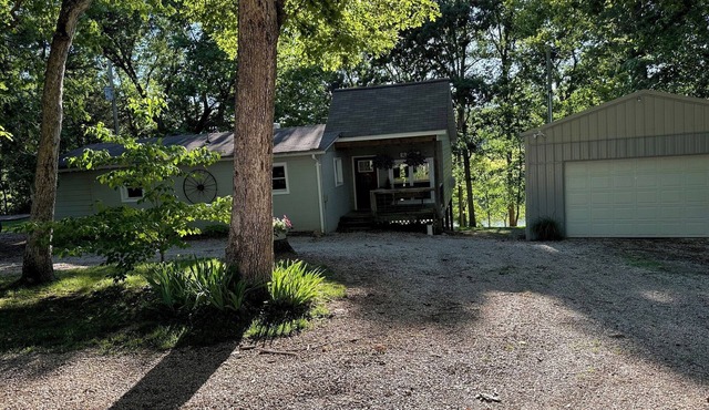 Private Meramec River Frontage! Cozy Cabin with River views and access!