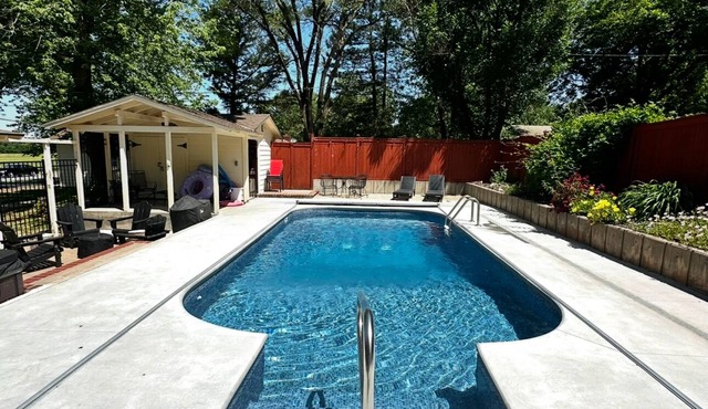 Private Micro Resort-Pickle Ball-Sport Ct-POOL-Hot Tub-Fire Pit-Games-King Beds