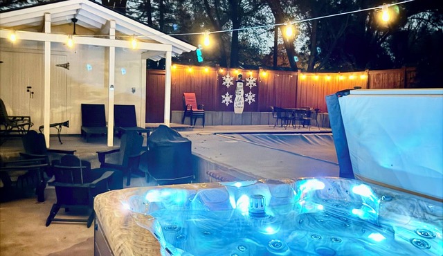 Private Micro Resort - POOL-Hot Tub-Fire Pit-Game Room-King Beds-Near Tanganyika