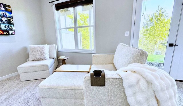 Private, Modern+Cozy 1 BEDR+1 BTH Suite, Location!