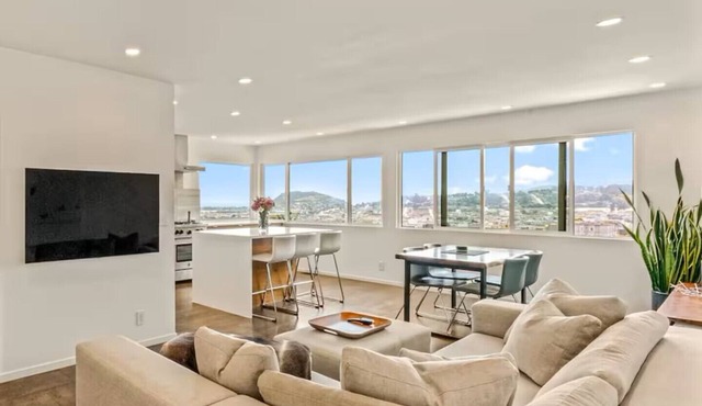 Private Modern House: Stunning Views & Backyard