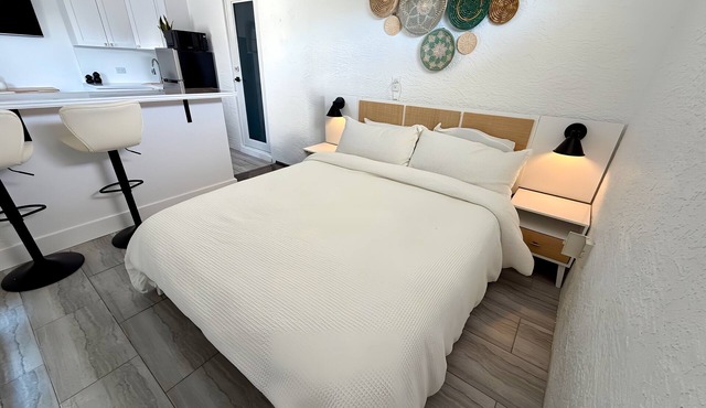 Private modern Oasis W kitchen & parking in beautiful Naples with AC
