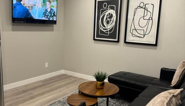 Private Modern Retreat in the NW - 12 mins to Airport - Near Shops - Easy Banff Access