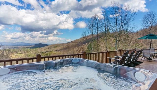 Private Mountain Cabin Retreat 1.5 acres, Amazing Views, Hot Tub, STARLINK Wifi