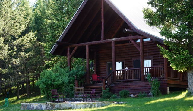 Private Mountain Log Cabin perfect for: a Small Family,or Romantic Retreat.
