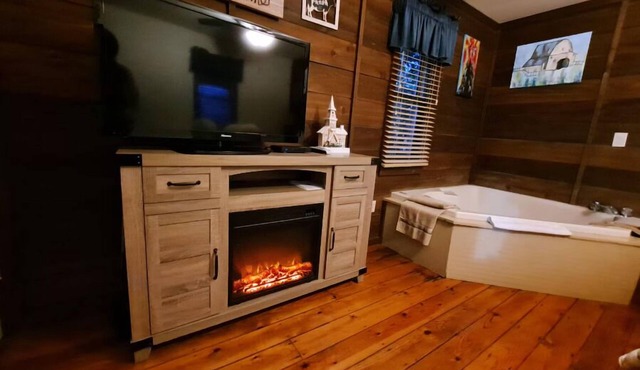 Private Mountain Nook w/Jacuzzi - Cabin 6