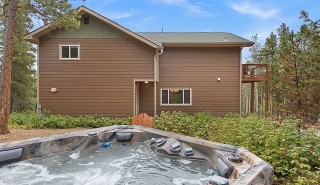 Private Mountain Retreat w Hot Tub,Games &Views!