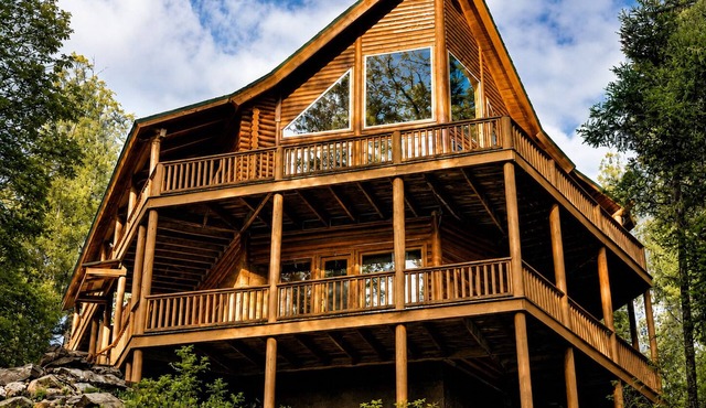 Private mountain-top log lodge w/game room, deck, forest views, near Cloudcroft