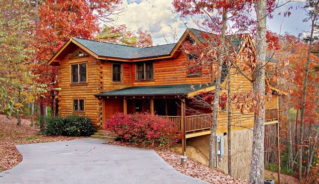 Private Mountain Views! Pool Table, Hot Tub, Arcade Game, Pool/Putt Putt/Fishing