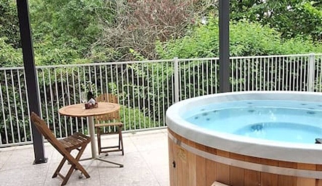 Private Mountain View Treetop Spa Getaway