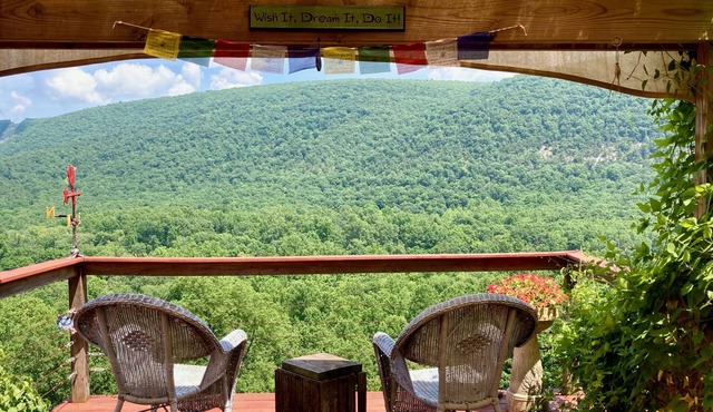 Private mountaintop cabin with hot tub, pool table, and breathtaking views