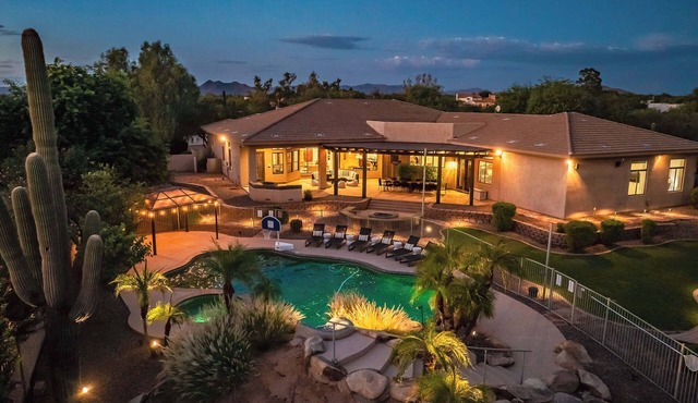 Private Movie Theater, Luxury Pool, Hot Tub