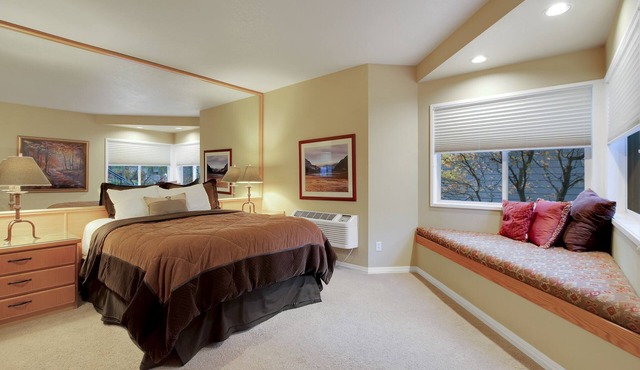 Private Mt. Bachelor Village suite in Bend with access to resort hot tubs/pool