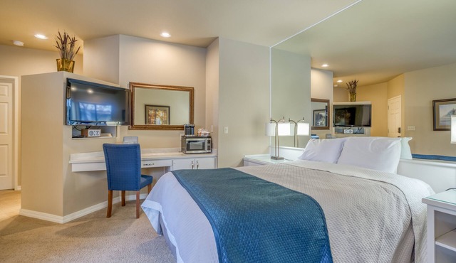 Private Mt. Bachelor Village suite in Bend with access to resort hot tubs/pool