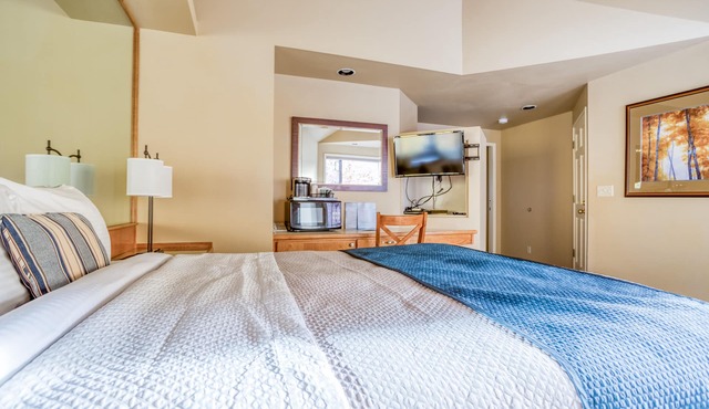 Private Mt. Bachelor Village suite in Bend with access to resort hot tubs/pool