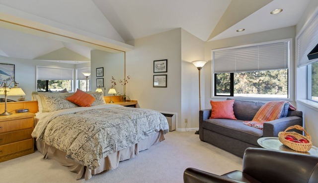Private Mt. Bachelor Village suite in Bend with access to resort hot tubs/pool