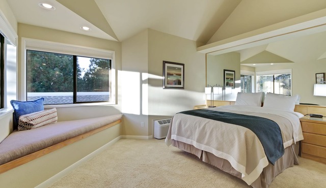Private Mt. Bachelor Village suite in Bend with access to resort hot tubs/pool