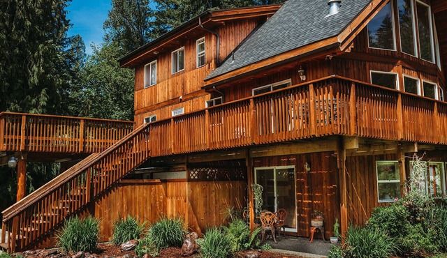 Private Mt Baker View, Hot tub, WIFI sleeps 12