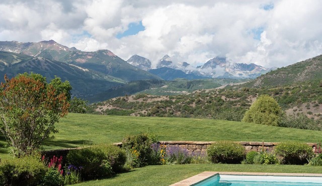 Private Mtn Top Estate with Pool
