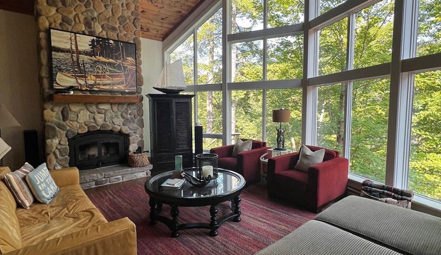 Private Muskoka Island Getaway 6 BR on Skeleton Lake New Boathouse and Fast WiFi