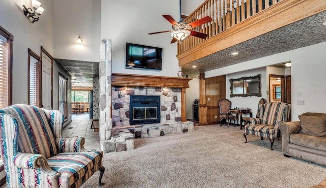 Private n secluded blocks from the OU football stadium Pool outdoor kitchen