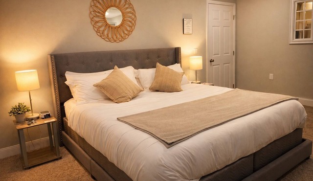 Private Nashville Guest Suite - King Bed - Massage Chair - Private Entry