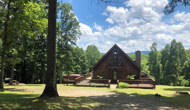 Private New River Gorge getaway. Modern cabin w hot tub, fireplace, WiFi & views