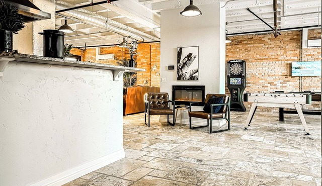 Private North Penthouse w/Arcade Games,Tanning&Redlight Beds