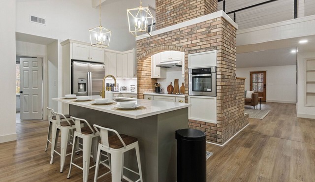 Private Northport 4BR Cottage | Hot Tub, Game room, Workspace, Mins to DT UA
