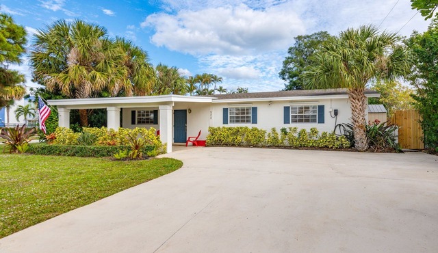 Private Oasis🌴 Heated Pool Near Beach Pet Friendly