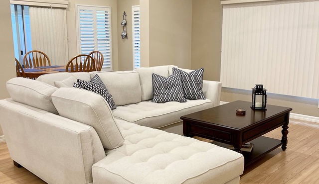 Private oasis! Family sized villa! 3 min to Lake Sumter Square, walk to pool