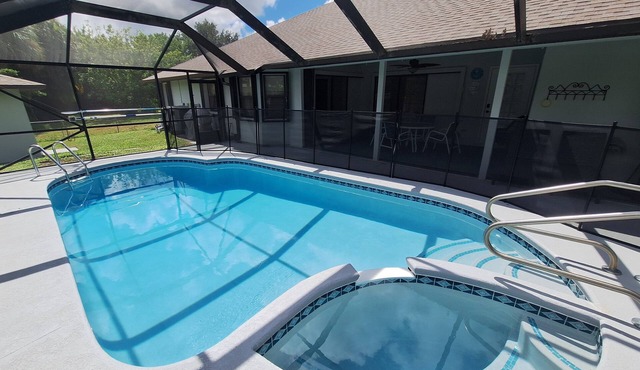 ☆☀︎❀Private Oasis! Heated Pool, Fenced Yard, Poolside Bathroom, Mins to Beach!