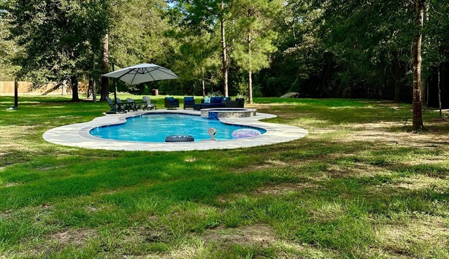 Private oasis minutes from Texas Renaissance Festival! Camp, swim, relax, enjoy!