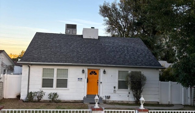 Private oasis near Reseda, Big Yard, Netflix/Prime, Close to Park and Mall
