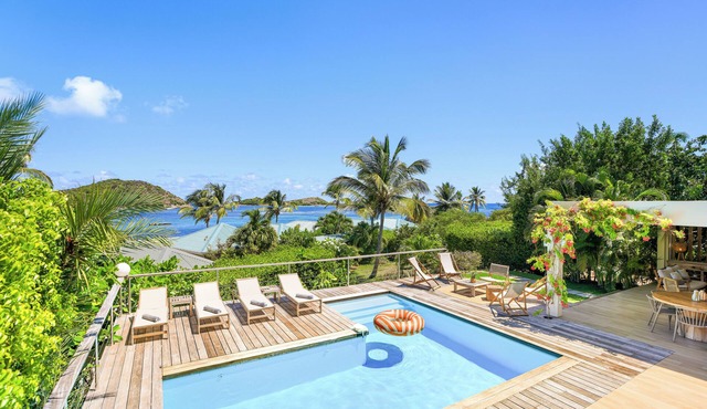 Private ocean access, kayaks, snorkeling gear, heated pool, very spacious