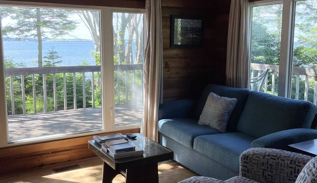 Private Ocean Front Cabin Close To Cavendish Beach, Restaurants, & More!