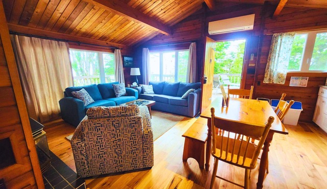 Private, Ocean View Cottage, 5 Mins - Cavendish, large deck, A/C, Wifi, Sleeps 6