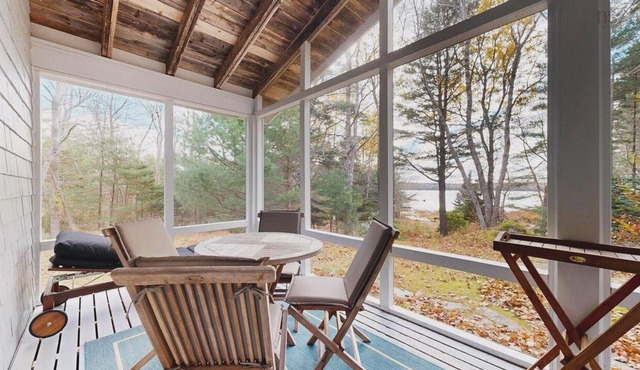 Private oceanfront cottage getaway in Mill Village