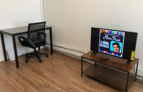 Private one-bedroom one-bathroom apartment with private street entrance in convenient area