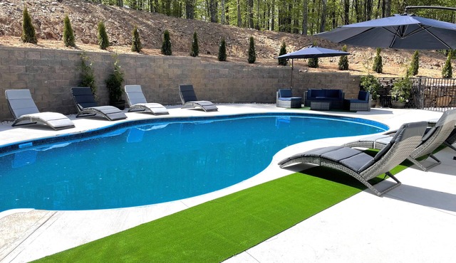 PRIVATE OUTDOOR HEATED POOL, The Running Eagle spacious home, Game Room&Hot Tub