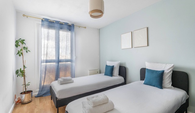 Private parking, Office with screen, Near Paris & La Défense | 74m2