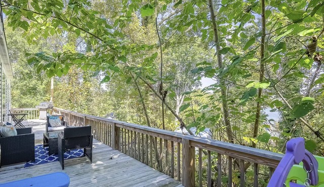 PRIVATE PARADISE; IN SMITH-LAKE COVE. [Cullman]