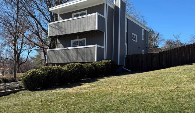 Private Parking, Pet Friendly, Quite Neighborhood close to Emporia State.