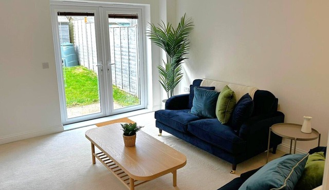 Private Parking - Three Bedroom Home Andover