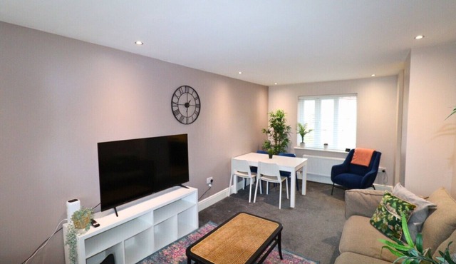 Private Parking - Two Bedroom Home Andover