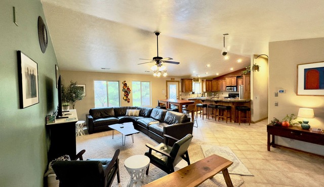 Private Patio, FIREPLACE, King beds, Walkable, right downtown!