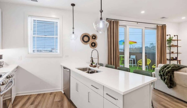 Private Patio with Skyline Views 5 Mins to DT!