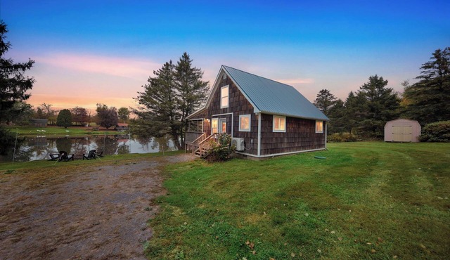 Private & Peaceful Lakehouse w/Hot tub + King bed