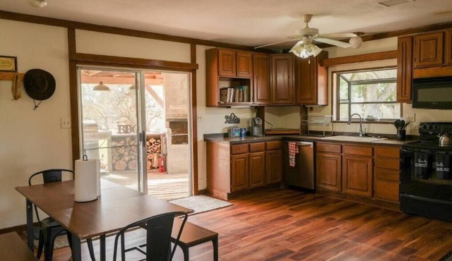Private & Peaceful Retreat near Death Valley - 2 HOMES, large group friendly!