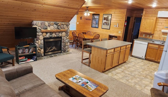 Private, Peaceful, Up-North Retreat-Close to All Crosslake Has to Offer!